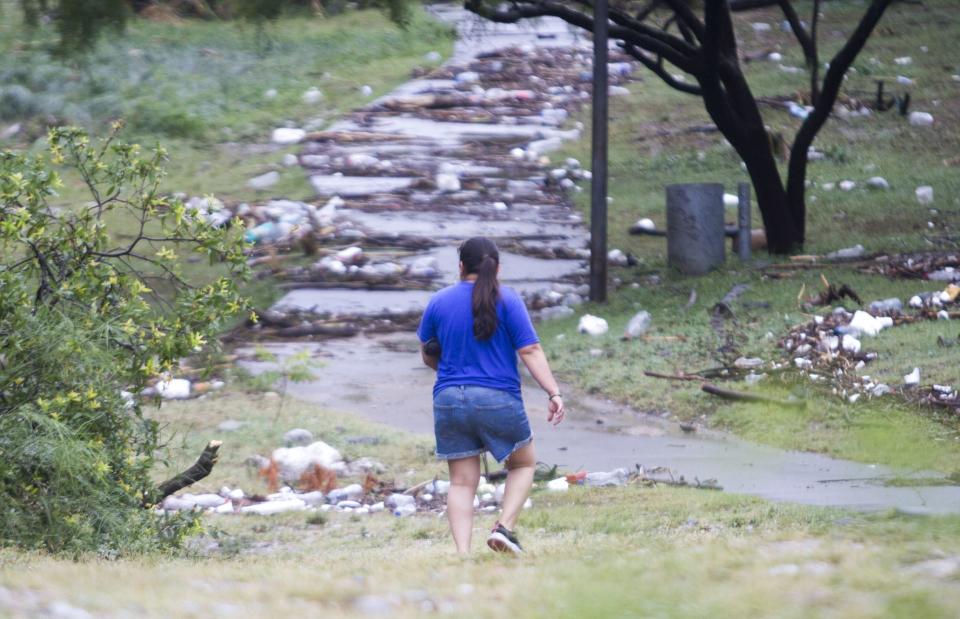 MONTERREY, NUEVO LEÓN, 20JUNIO2024- La tormenta tropical Alberto, ha dejado una creciente en ríos, arroyos y presas del estado de Nuevo León, en el área metropolitana, el río Santa Catarina ha sobrepasado los límites hacia los carriles de la avenida Constitución, así mismo provocado desgajamiento en la carpeta asfáltica. Diversas avenidas han sido cerradas a la vialidad por encharcamientos. FOTO: GABRIELA PÉREZ MONTIEL / CUARTOSCURO.COM