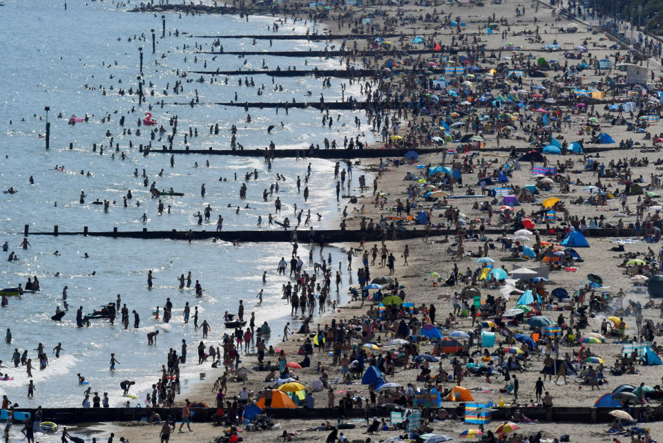 Bournemouth tiene 183.000 habitantes, pero ha recibido estos días a una multitud de turistas llegados desde otras zonas de Inglaterra en busca de sol y playa. (Foto: Toby Melville / Reuters).