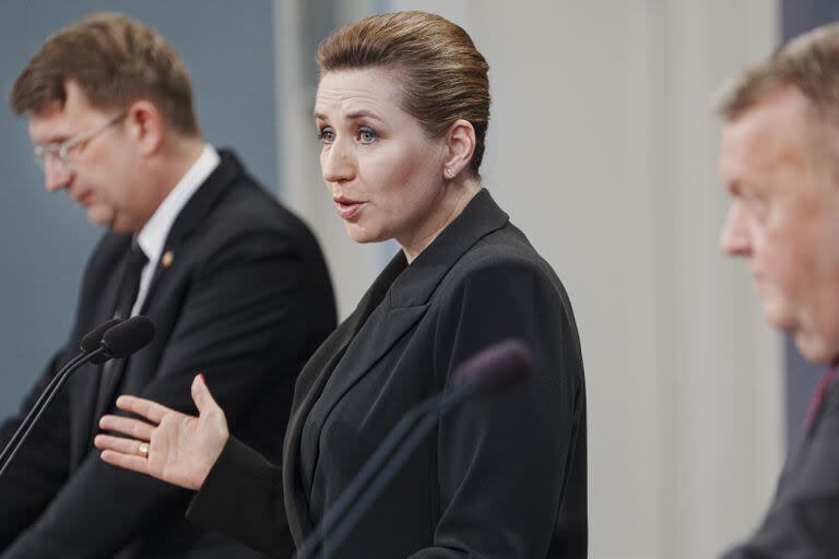 La primera ministra danesa, Mette Frederiksen, en el centro, habla durante una conferencia de prensa sobre el fortalecimiento de las Fuerzas Armadas, en el Ministerio de Estado, Christiansborg, en Copenhague, el miércoles 13 de marzo de 2024.