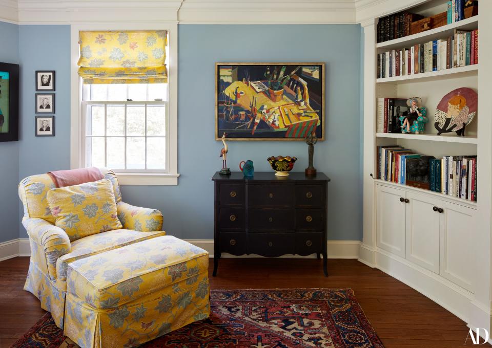 The family room on the second floor features this cheerful China Seas fabric, again in Ms. Clinton’s favorite color. This is where the family likes to retire to catch up on reading and to watch television. The painting that now hangs over the side table used to reside at Camp David. “It had been lent to us,” says Ms. Clinton. “When we were leaving, the owner asked if we wanted to purchase it, and we did because we had really grown to like living with it.” Three portraits of daughter Chelsea, shot by photographer Brigitte Lacombe, hang on the wall. On the bookshelf are works by two Arkansas artists: a plate by Sarah Noebels Mcmichael and a small sculpture of a seated woman by Jane F. Hankins.