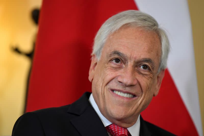 FOTO ARCHIVO: El presidente de Chile, Sebastián Piñera, mira mientras se sienta con el primer ministro británico, Boris Johnson (fuera de cuadro), en Downing Street en Londres