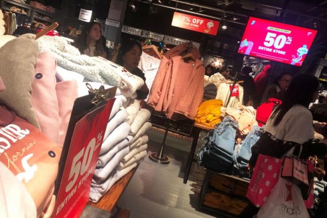 Hollister In Roosevelt Field Mall Luxembourg, SAVE 50% 