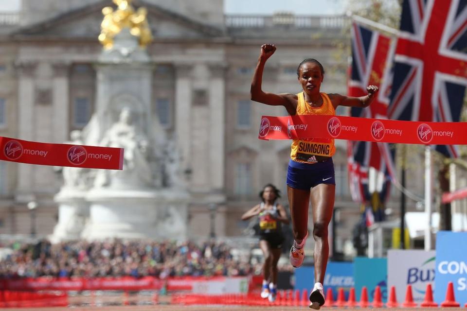 Jemima Sumgong en route to victory in 2016. (JUSTIN TALLIS/AFP/Getty Images)