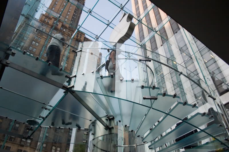 ▲ Apple Store 內著名的玻璃階梯。（Source：Flickr/Brad Greenlee CC BY 2.0）