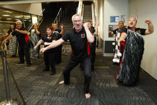 Un groupe maori à l’aéroport de Wellington, en Nouvelle-Zélande, le 13 avril 2022.. PHOTO HAGEN HOPKINS/Getty Images/AFP