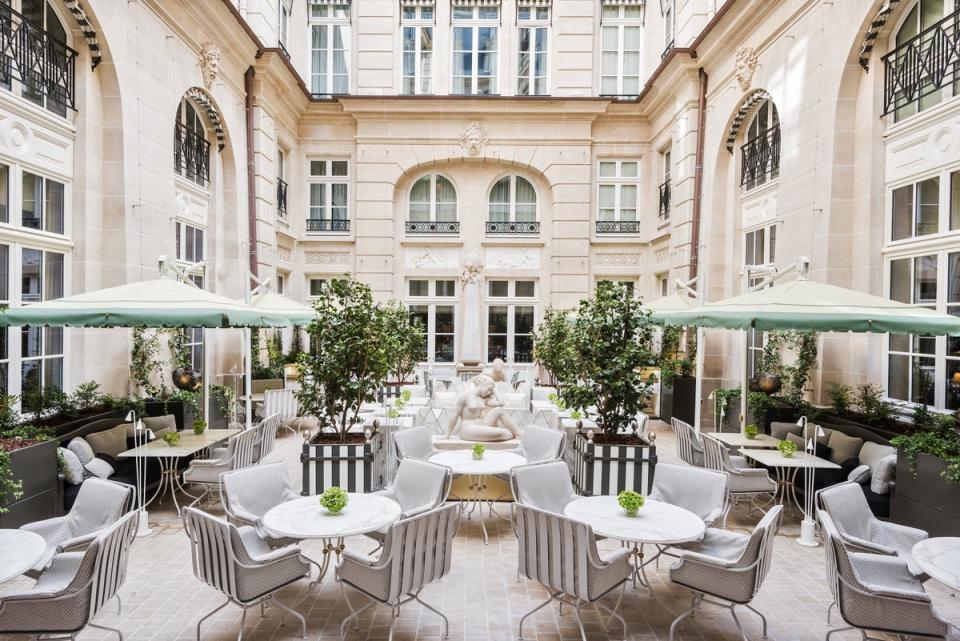 The courtyard (Hotel de Crillon)