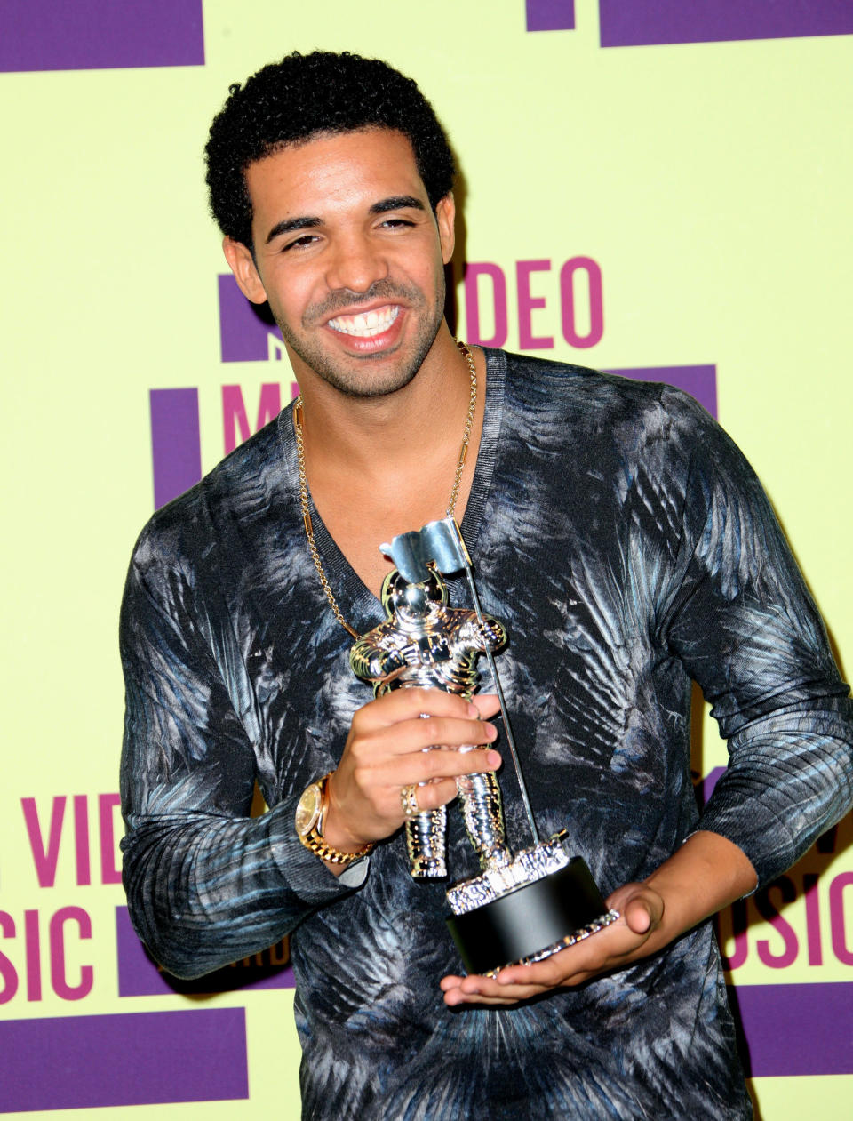 LOS ANGELES, CA - SEPTEMBER 06:  Drake poses with his Best Hip-Hop Video award in the press room during the 2012 MTV Video Music Awards at Staples Center on September 6, 2012 in Los Angeles, California.  (Photo by Frederick M. Brown/Getty Images)