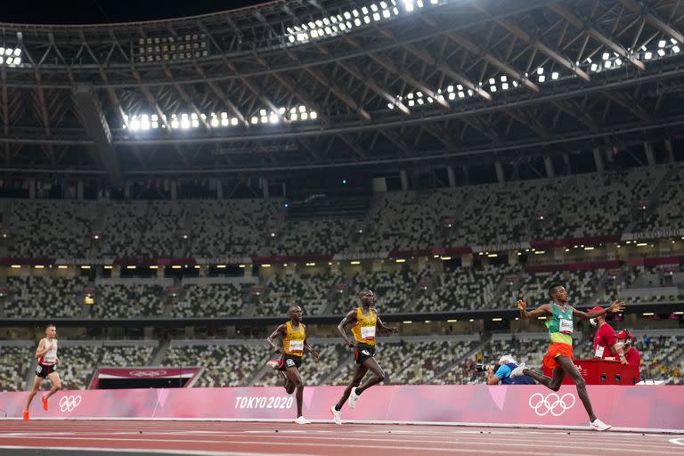 El etíope Selemon Barega festeja al cruzar la meta en primer lugar; ganó la medalla de oro en los 10 mil metros llanos, la primera final del atletismo en Tokio 2020.