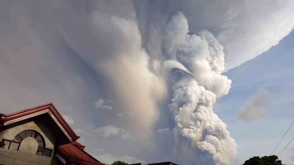 El volcán Taal expulsa ceniza y humo durante una erupción, vista desde la provincia de Cavite, al sur de Manila, Filipinas, el domingo 12 de enero de 2020. (Jogs Danao/AP Foto)