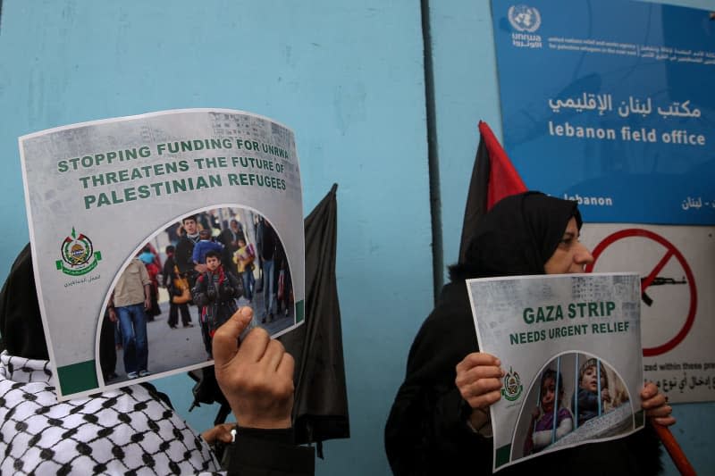 Palestinian refugees gather outside the United Nations Relief and Work Agency (UNRWA) headquarters in Beirut to protest against a decision by several countries to stop funding of the organization over Israeli claims that some of UNRWA staff were involved in Hamas 07 October attacks. Marwan Naamani/dpa