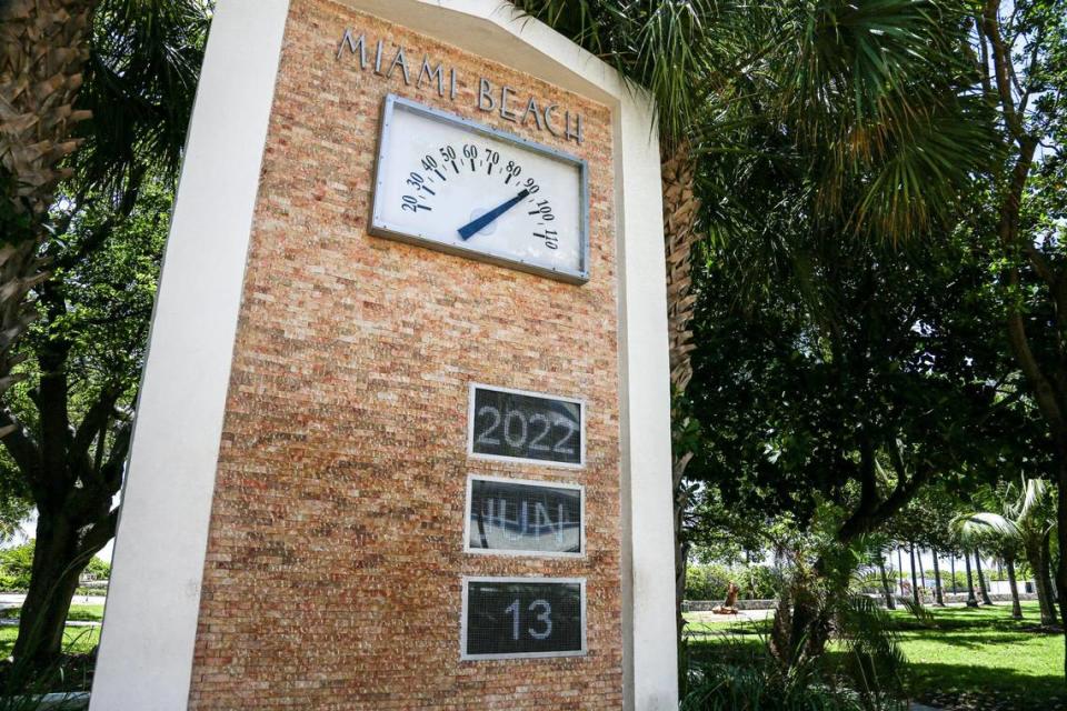 Vista del termómetro del reloj en Ocean Drive y 10th Street mientras la temperatura supera los 90 grados en Miami Beach, Florida, el lunes 13 de junio de 2022. Espere más de lo mismo la semana del 6 de septiembre de 2022, ya que las tormentas de la tarde parecen eludir al sur de la Florida.