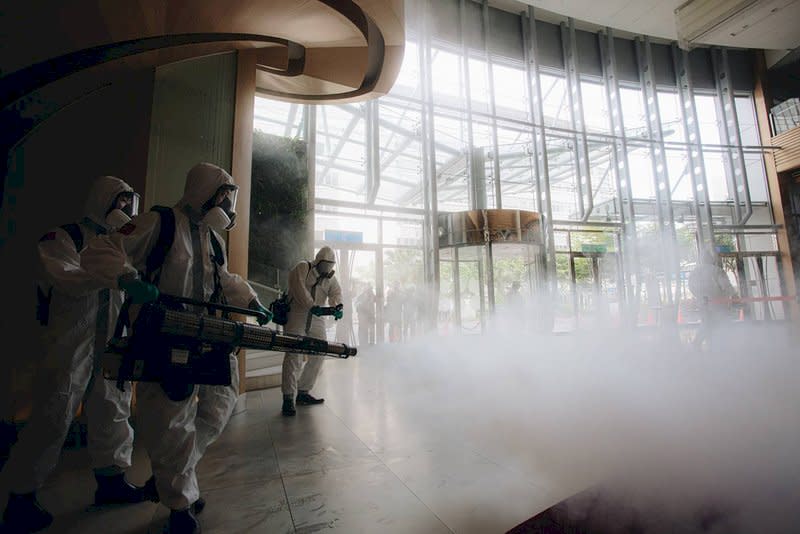 國軍對諾富特飯店大廳進行消毒。   圖：軍聞社提供