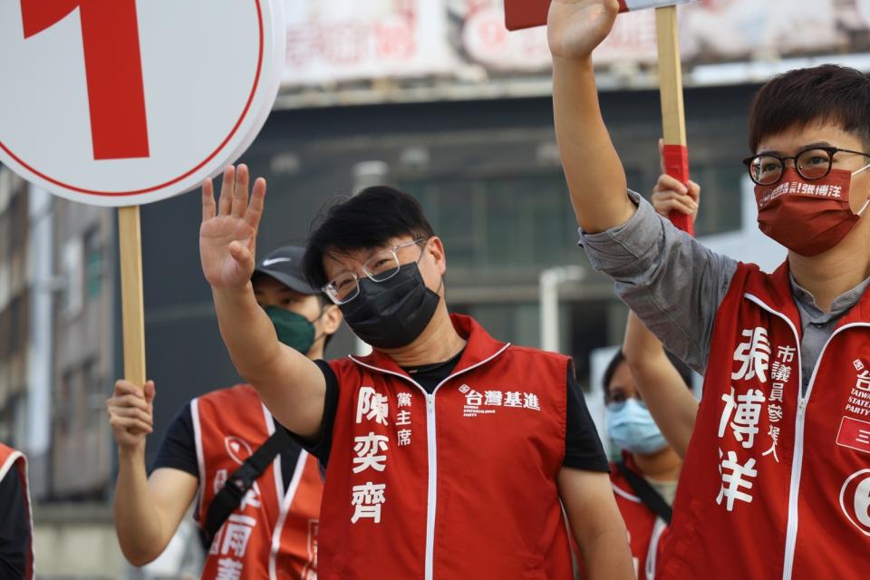 陳奕齊(左)呼籲高雄人讓基進活下去。   圖：台灣基進提供