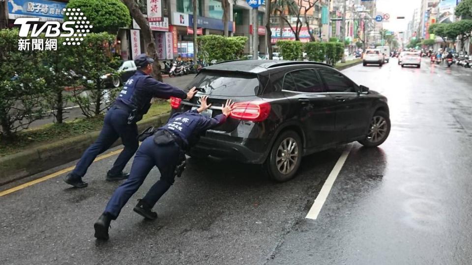 陸嘉偉等人因為民服務推車後，意外查獲通緝犯。（圖／TVBS）