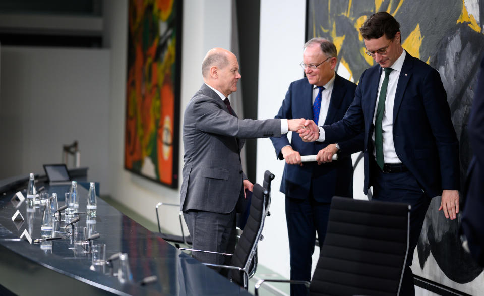 Bundeskanzler Olaf Scholz, Stephan Weil, Ministerpräsident von Niedersachsen und amtierender Vorsitzender der Ministerpäsidentenkonferenz, und Hendrik Wüst, Ministerpäsident von Nordrhein-Westfalen, verlassen die Pressekonferenz nach dem Flüchtlingsgipfel. 