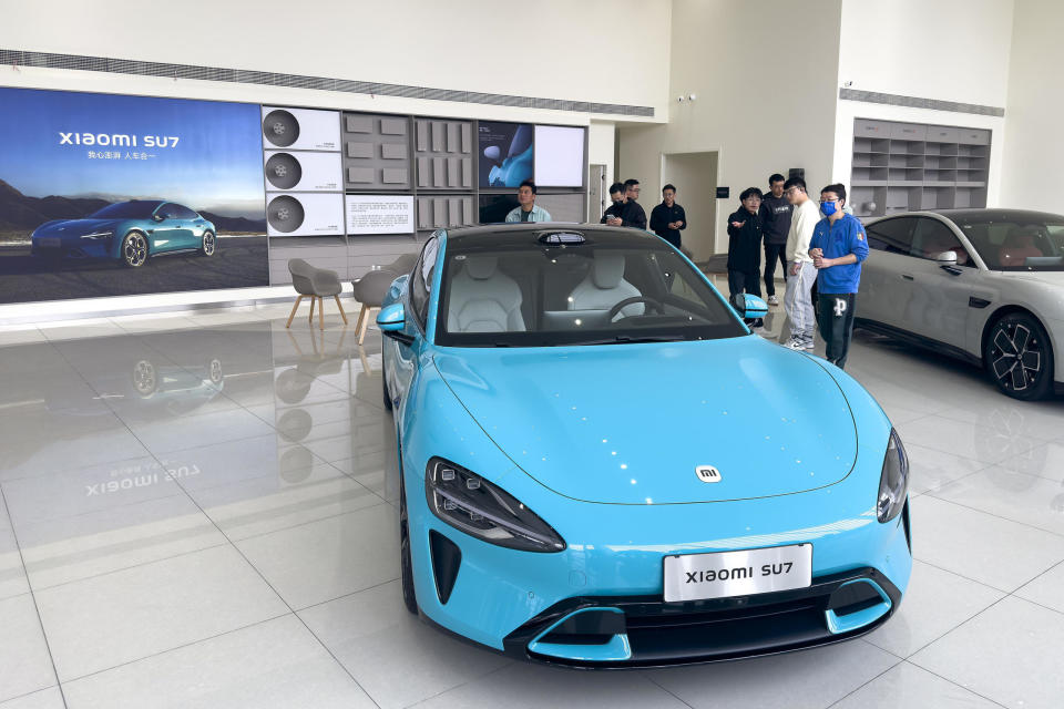 Xiaomi stellt sein neues Elektroauto SU7 aus und zieht damit die Massen in Shanghai an, 25. März 2024.  - Copyright: picture alliance / Sipa USA | ChinaImages