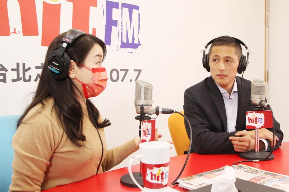 民進黨台北市黨部主委吳怡農接受主持人周玉蔻專訪。   圖：Hit Fm《周玉蔻嗆新聞》製作單位 / 提供