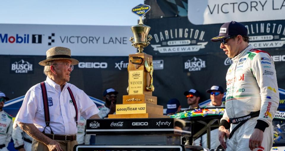 Jack Roush y Brad Keselowski en el carril de la victoria