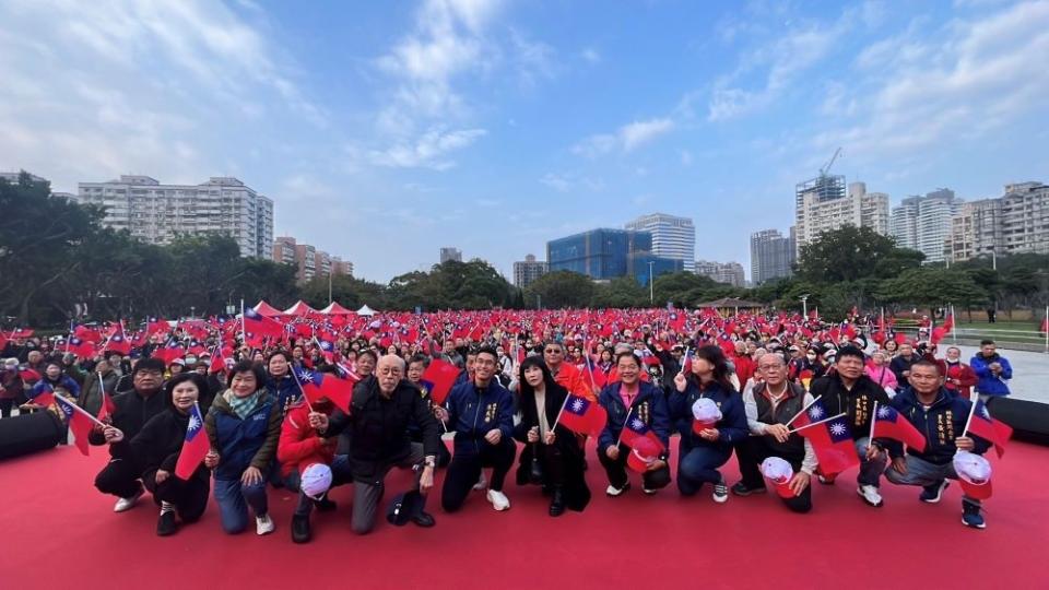 《圖說》市議員蔡淑君邀集地方里長士紳及民眾一同辦理元旦升旗。〈林口區公所提供〉