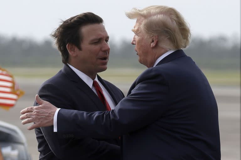 El expresidente Donald Trump estrecha la mano del gobernador de Florida Ron DeSantis 