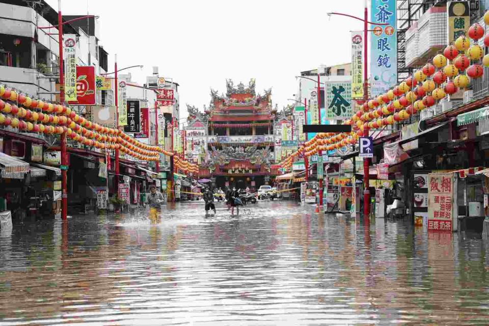 前天強降雨，嘉義縣香港奉天宮前汪洋一片。   圖：嘉義縣政府/提供