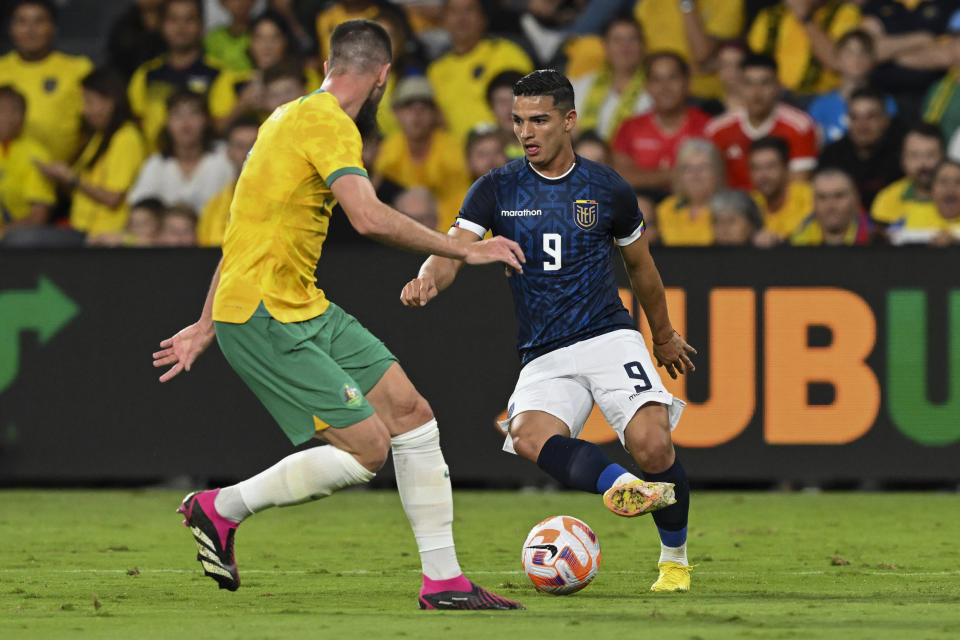 Alexander Alvarado de Ecuador intenta pasar con el balón frente a un defensa de Australia en el encuentro amistoso en Sidney, Australia el viernes 24 de marzo del 2023. (Dean Lewins/AAPImage via AP)