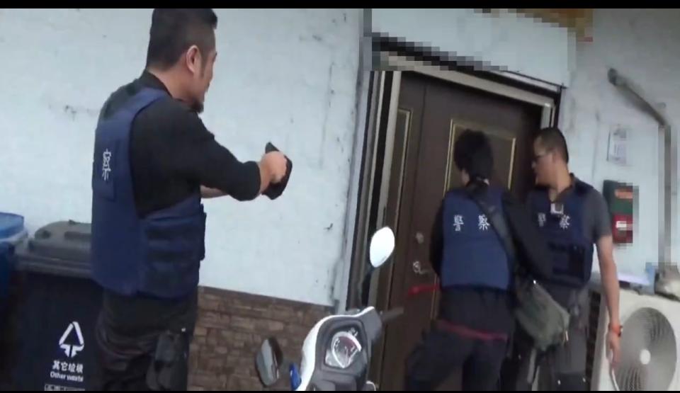 臺北市中山分局和中正第二分局的警員在臺北檢察署的指導下，於宜蘭執行突襲。（記者薛秀蓮翻攝)