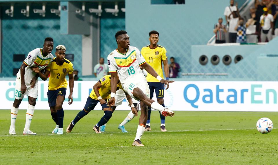 Ismaila Sarr converts from the spot (REUTERS)