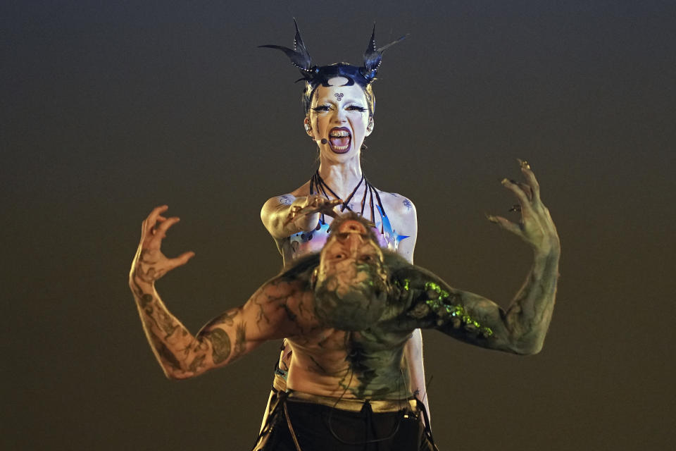 Bambie Thug de Irlanda interpreta la canción Doomsday Blue durante el ensayo general de la primera semifinal del Festival de Eurovisión en Malmo, Suecia, el lunes 6 de mayo de 2024. (Foto AP/Martin Meissner)