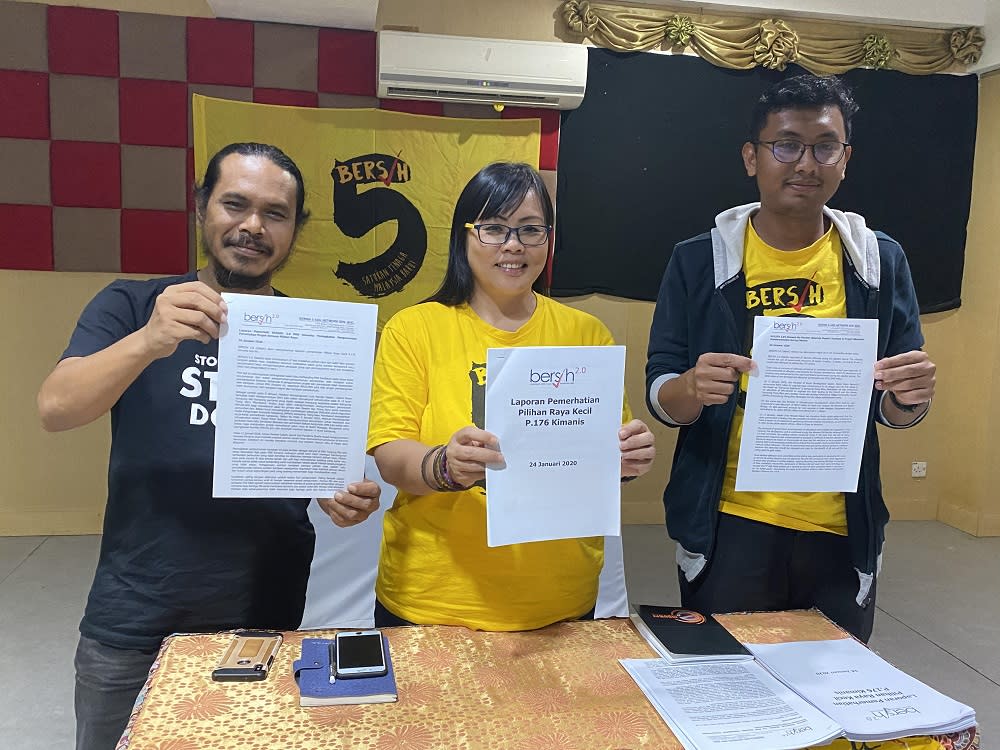 Bersih 2.0 vice chairman Beverly Joeman (centre) and coordinator Asraf Sharafi at the press conference to announce its Kimanis by election findings, in Kuching January 24, 2020. — Picture by Julia Chan