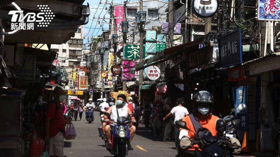 全國降至二級警戒後，街道人潮逐漸增加。（圖／達志影像路透社）