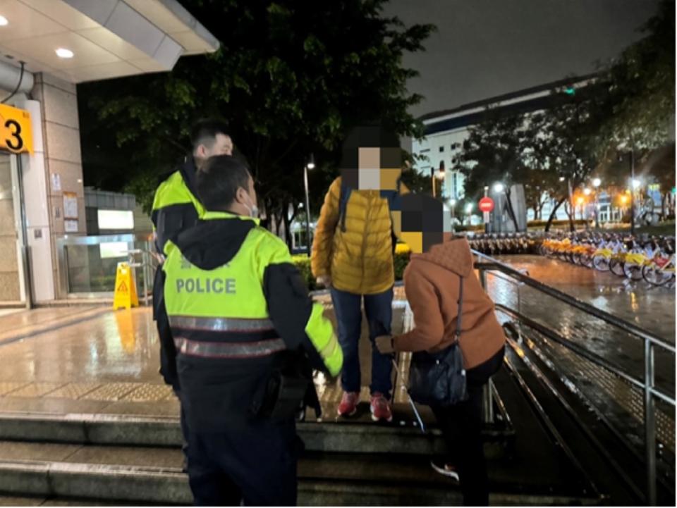 《圖說》員警於捷運站出口處發現江女。〈三重分局提供〉
