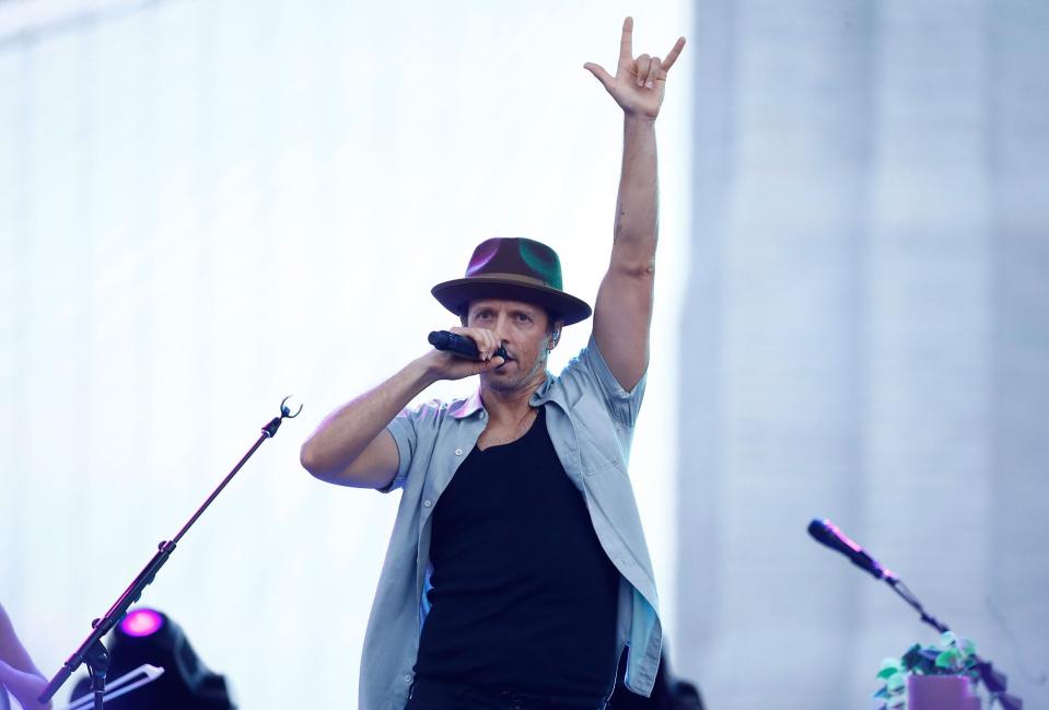 NEW YORK, NEW YORK - AUGUST 05: Jason Mraz performs on stage at Pier 17 Rooftop on August 05, 2022 in New York City. (Photo by John Lamparski/Getty Images)