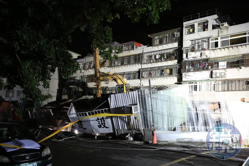 台北市大直街的民宅今晚出現傾斜意外，居民緊急撤離。