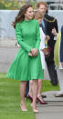 <p>Auch kräftigere Farben passen zur Herzogin: Ein grünes Mantelkleid von Catherine Walker, dazu die Chelsea Flower Show. L.K. Bennett-Clutch in Nude und Pumps in derselben Farbe machten diesen Look zu einem Hingucker.</p><p><i>[Photo: PA]</i></p>