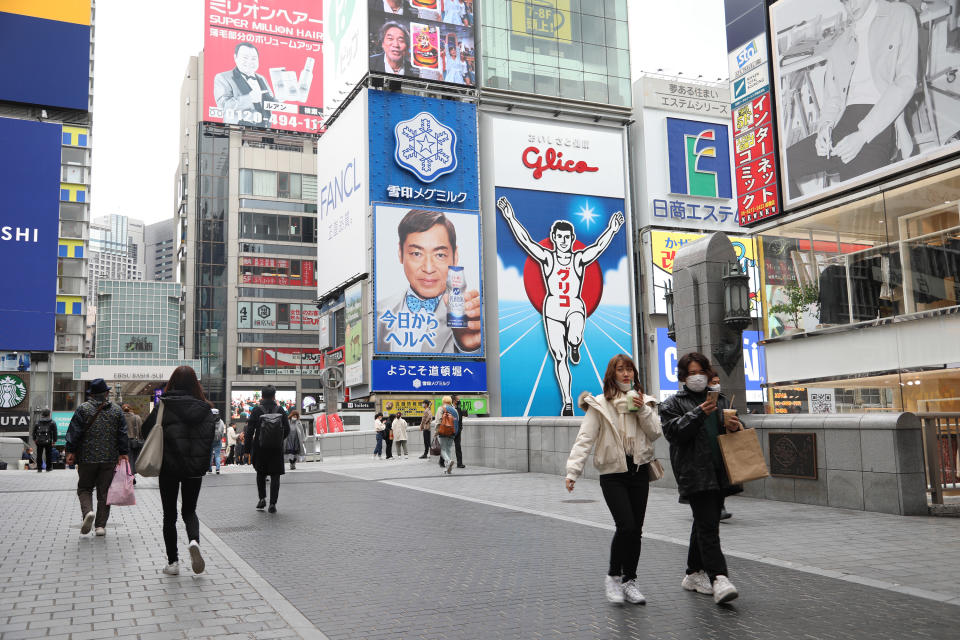 日本大阪府疫情不斷擴大，實施2周的防疫重點措施不見成效，大阪府知事吉村洋文今天表示，將向中央政府籲請第3度發布緊急事態宣言。（中央社資料照）