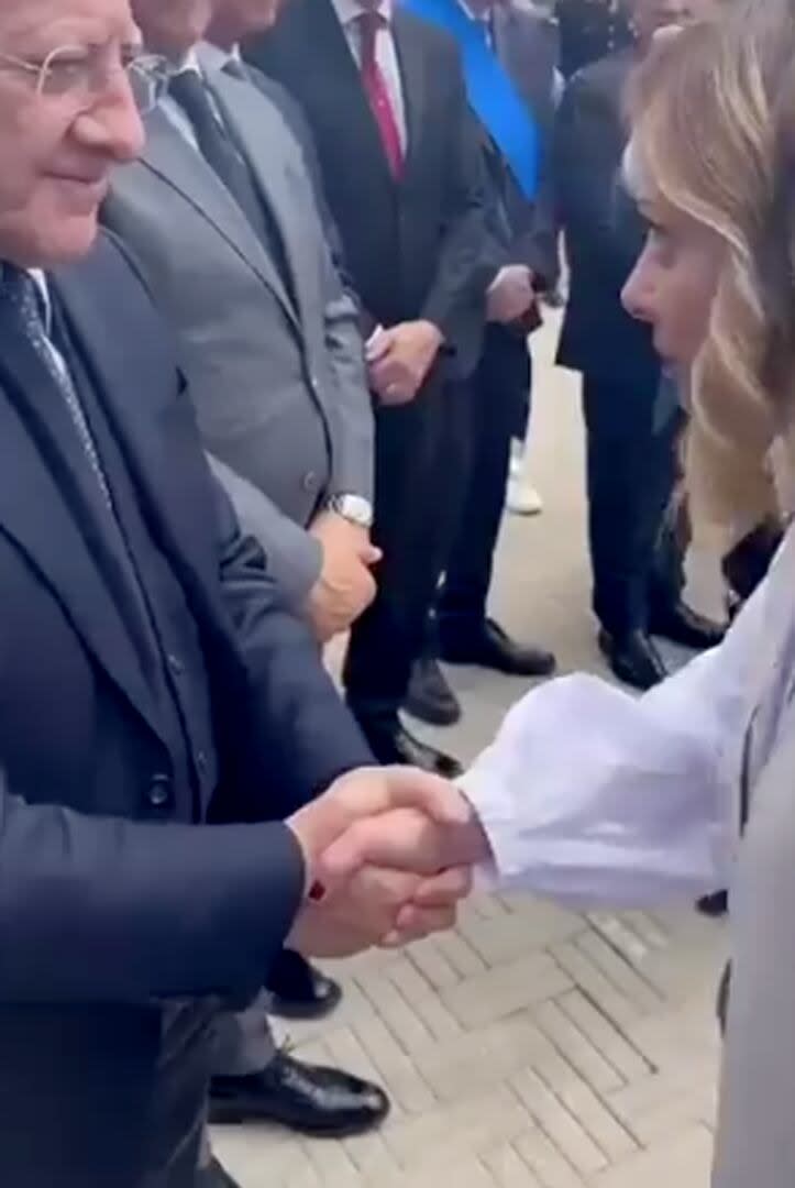 Giorgia Meloni en su saludo con el gobernador de Campania, Vincenzo de Luca