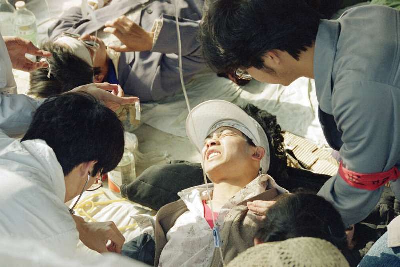 六四、1989年5月17日，在北京天安門廣場絕食抗議的學生餓倒，受到緊急救護。（AP）