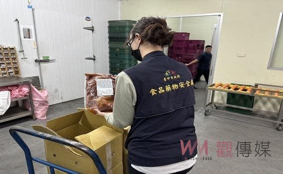 （觀傳媒中彰投新聞）【記者廖妙茜/台中報導】台中市食品藥物安全處今(12)日持續稽查問題椒鹽粉、胡椒粉及沙茶醬等醬料，共追查40家下游，掌握使用問題辣椒粉的各類產品共16萬2,096.34公斤，計已售出或使用12萬6,296.72公斤。食安處表示，目前相關產品已全數下架、停止使用並回收中，將持續追查下游流向、釐清數量，維護市民食安。