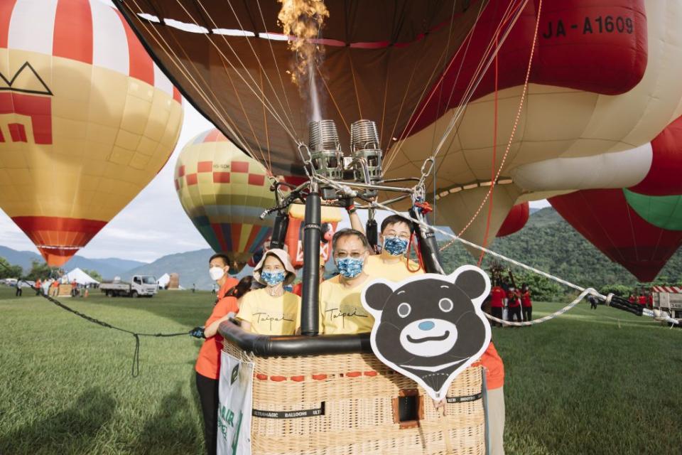 副市長蔡炳坤與局長劉奕霆搭乘熊讚熱氣球升空。（北市觀傳局提供）