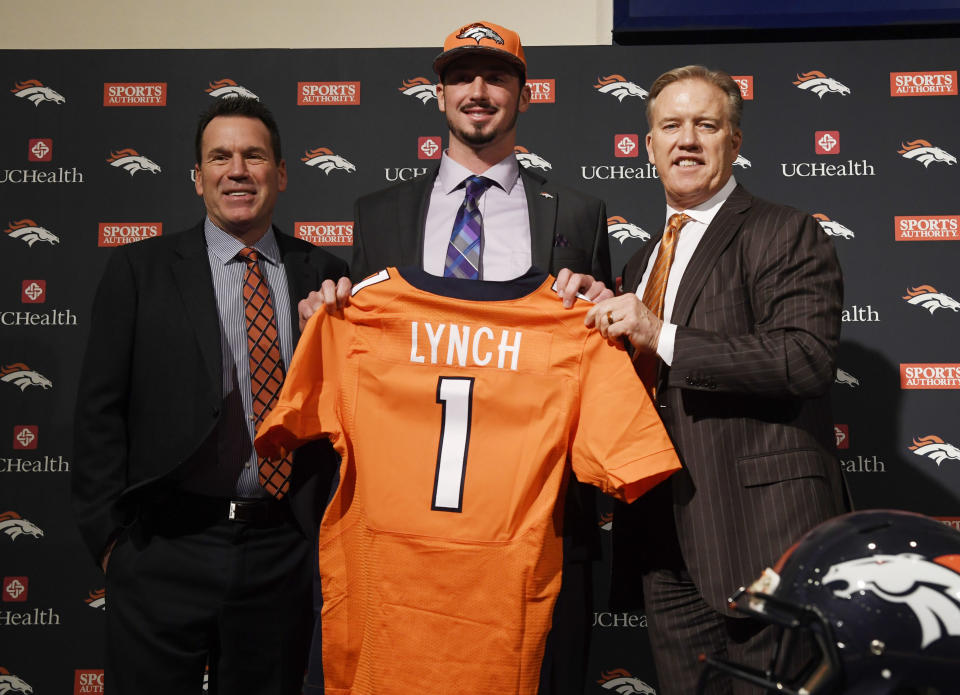 Denver Broncos head coach Gary Kubiak and executive vice president John Elway pose with 2016 first-round pick, QB Paxton Lynch. (Photo by Andy Cross/The Denver Post via Getty Images)