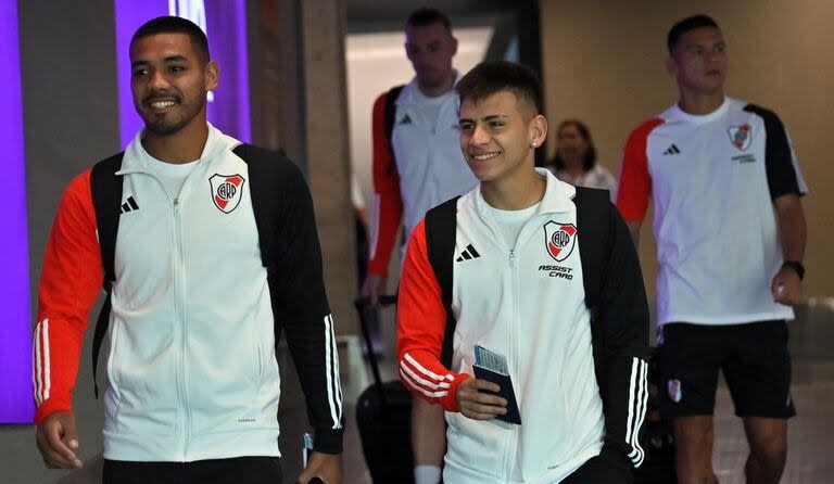 Los jugadores de River emprendieron viaje rumbo a Venezuela el domingo a la mañana; en la imagen, David Martínez y el Diablito Echeverri