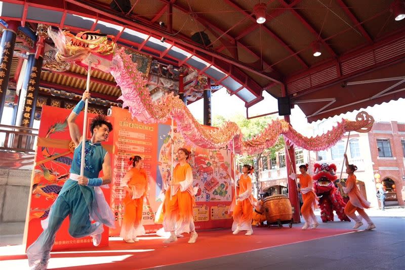 今年邀請宋坤傳藝帶來「龍行大運・鼓躍乾坤」，澎湃激昂的舞龍舞獅鼓陣演出，祈求新的一年風調雨順。（圖／全聯善美的文化藝術基金會提供）