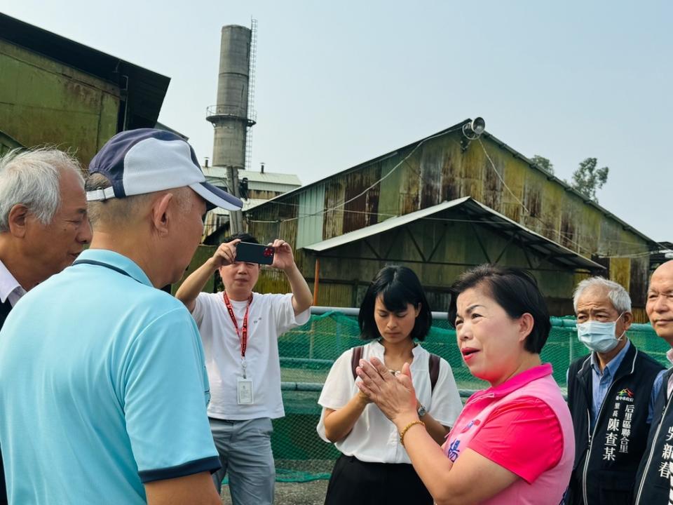 《圖說》楊瓊瓔會同相關單位緊急現勘月眉糖廠煙囪。（楊瓊瓔服務處提供）