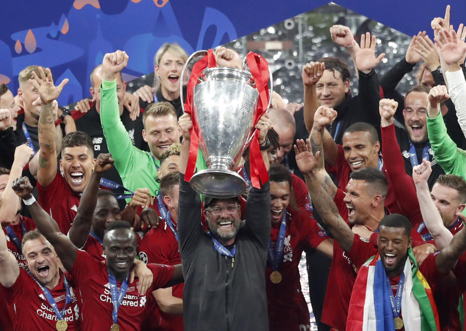 ARCHIVO - Foto del 1 de junio del 2019, el técnico del Liverpool Jürgen Klopp levanta el trofeo de la Liga de Campeones durante la celebración con sus jugadores tras vencer al Tottenham en la final. (AP Foto/Armando Franca, Archivo)