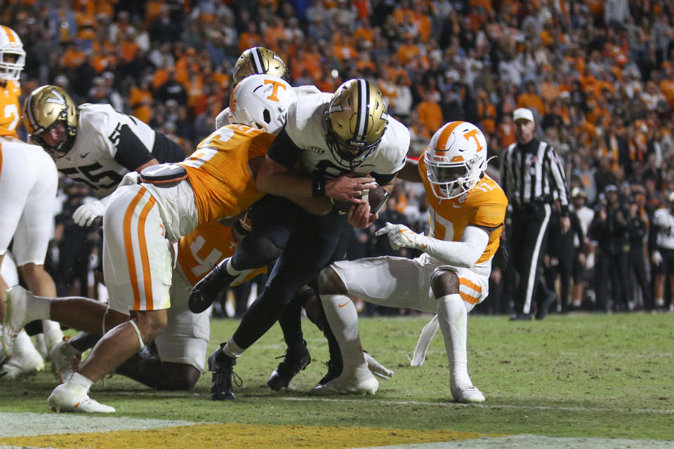 Nov. 25, 2023; Knoxville, Tennessee; Vanderbilt Commodores quarterback Ken Seals (8) runs the ball for a touchdown against the Tennessee Volunteers during the second half at Neyland Stadium. Randy Sartin-USA TODAY Sports