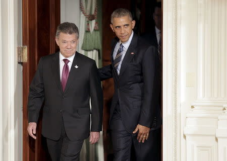 U.S. President Barack Obama (R) and President Juan Manuel Santos of Colombia arrive at a reception in the East Room of the White House in Washington February 4, 2016. REUTERS/Joshua Roberts