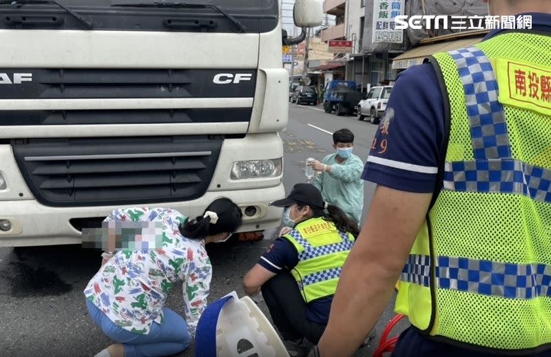 59歲婦人遭聯結車捲入車底，護理師救人心切，趴車輪旁施救。（圖／翻攝畫面）