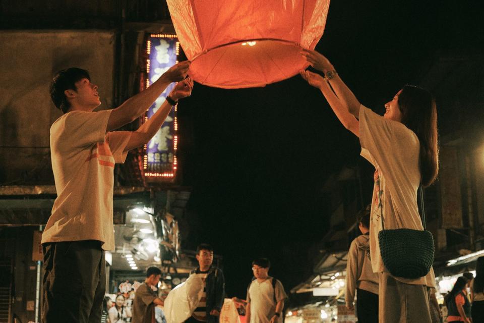 許光漢與清原果耶片中來到平溪放天燈，氣氛超浪漫。（翻滾吧男孩電影提供）