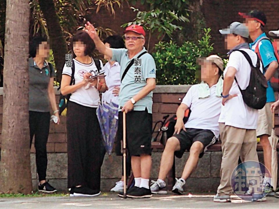 09 : 02 劉泰英與明璇和近10名親友會合，準備逛台大校園健走。